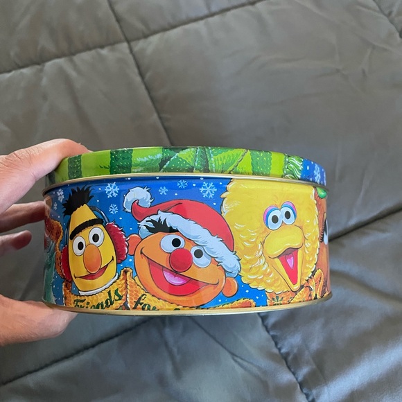 Sesame Street Christmas Cookie Tin box - Picture 4 of 9